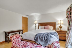 Escritorio, cuna de viaje, wifi y ropa de cama