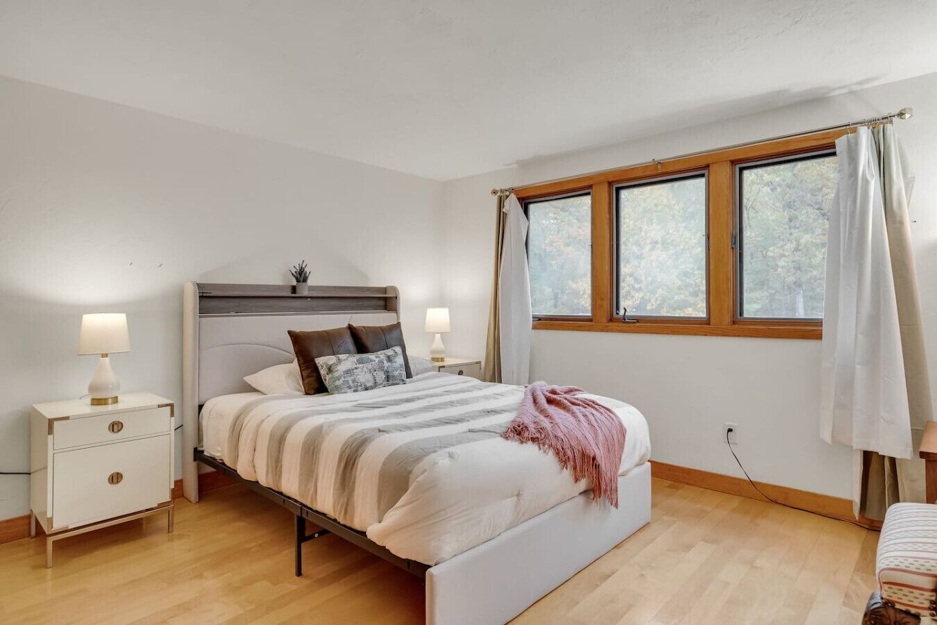 Escritorio, cuna de viaje, wifi y ropa de cama 