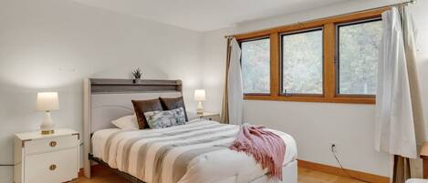 Escritorio, cuna de viaje, wifi y ropa de cama