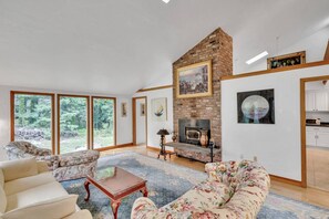 TV - Spacious, Quiet, 4BR+office, 1.5 acres yard (Lincoln)