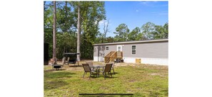 Outdoor dining - Charming house close to Holden Beach in Supply with ample parking for your boat. (Suooly)