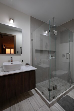 Dusche, Haartrockner, Handtücher, Seife