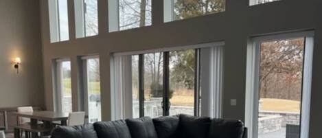 Smart-TV, peis og bøker