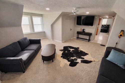 Charming 1-bedroom top unit house in Central Dog Town