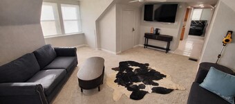 Charming 1-bedroom top unit house in Central Dog Town