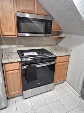 Microwave, oven, stovetop, dishwasher - Charming 1-bedroom top unit house in Central Dog Town (St. Louis)