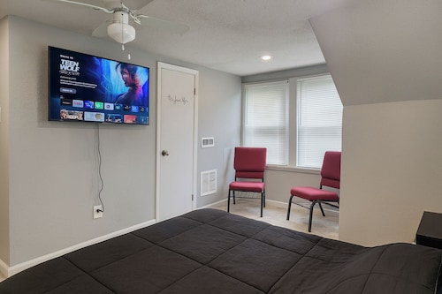 Charming 1-bedroom top unit house in Central Dog Town