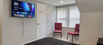 Charming 1-bedroom top unit house in Central Dog Town