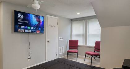 Charming 1-bedroom top unit house in Central Dog Town