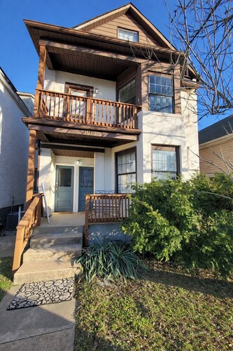 Charming 1-bedroom top unit house in Central Dog Town
