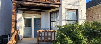 Charming 1-bedroom top unit house in Central Dog Town