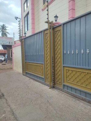 Exterior detail - Kingscort apartment (Nairobi)