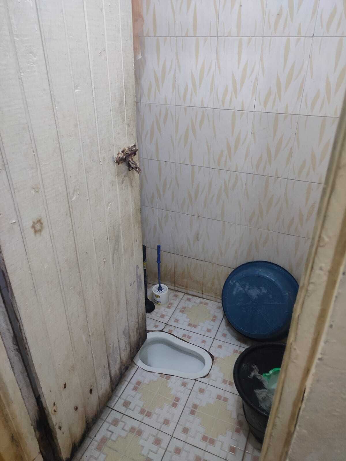 Ducha, artículos de tocador gratuitos, secador de pelo, pantuflas