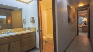 Une salle de bain d’hôtel équipée d’un lavabo, d’un miroir et d’un porte-serviettes.