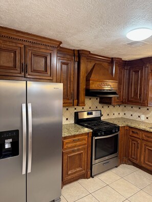Microwave, oven, stovetop, dishwasher - 3-bedroom house in Galveston, no stairs for relaxing stay.  2 blocks from beach! (Galveston)