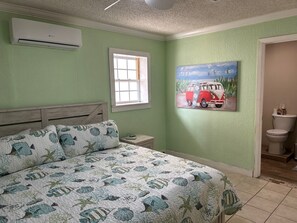 Iron/ironing board, Internet, bed sheets - 3-bedroom house in Galveston, no stairs for relaxing stay.  2 blocks from beach! (Galveston)