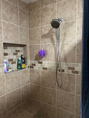 Ducha, secador de pelo, toallas y papel higiénico