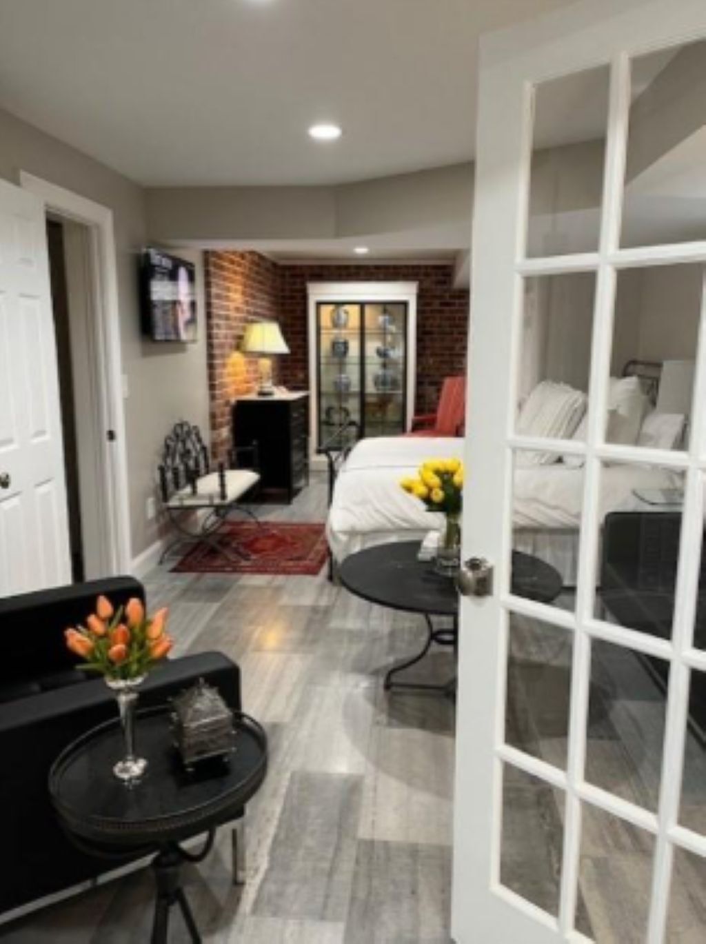 Tabla de planchar con plancha, acceso a internet y ropa de cama 