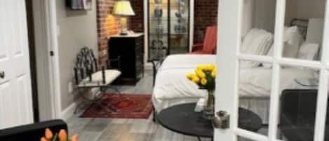 Tabla de planchar con plancha, acceso a internet y ropa de cama