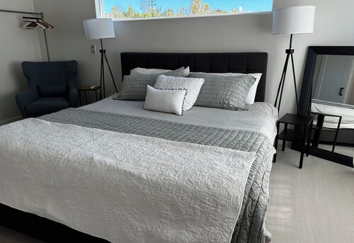 Modern Oasis-Pool + Deck. 7 mins to Joshua Tree National Park- 2 Bedroom-2 Bath