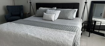 Modern Oasis-Pool + Deck. 7 mins to Joshua Tree National Park- 2 Bedroom-2 Bath