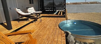 Modern Oasis-Pool + Deck. 7 mins to Joshua Tree National Park- 2 Bedroom-2 Bath