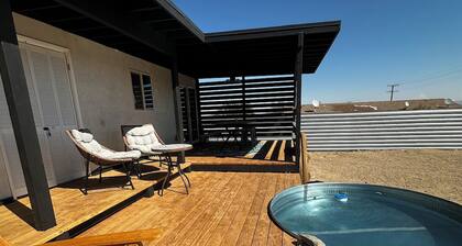 Modern Oasis-Pool + Deck. 7 mins to Joshua Tree National Park- 2 Bedroom-2 Bath