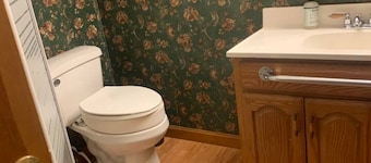 Cozy 2-bedroom house in perfect Houlton with heat and a/c in town