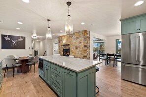 Fridge, microwave, oven, stovetop - Luxe Mtn Retreat Near Flathead Lake & Glacier Park (Lakeside)