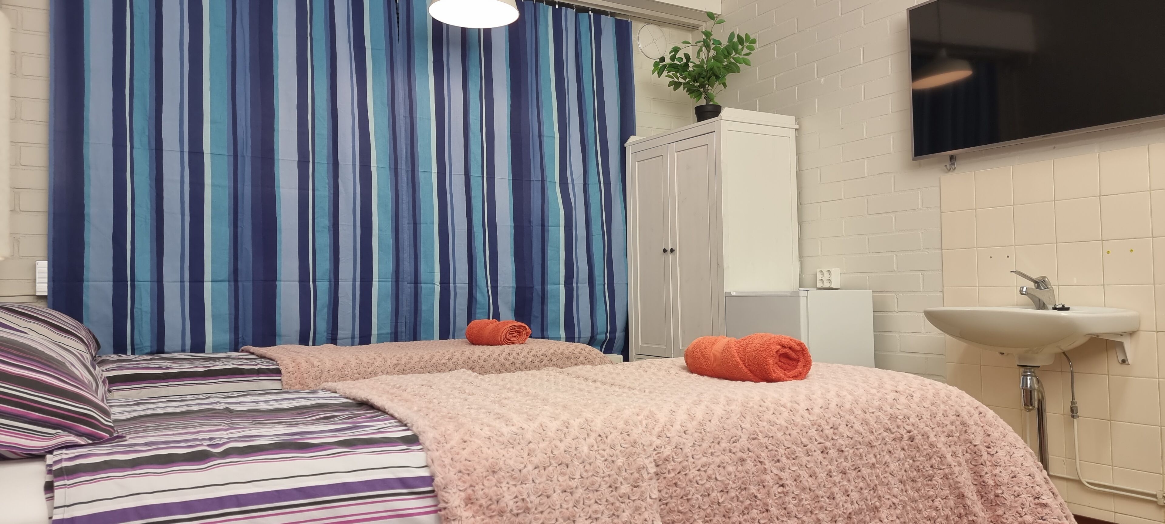 Bureau, fer et planche à repasser, accès au Wi-Fi (inclus)