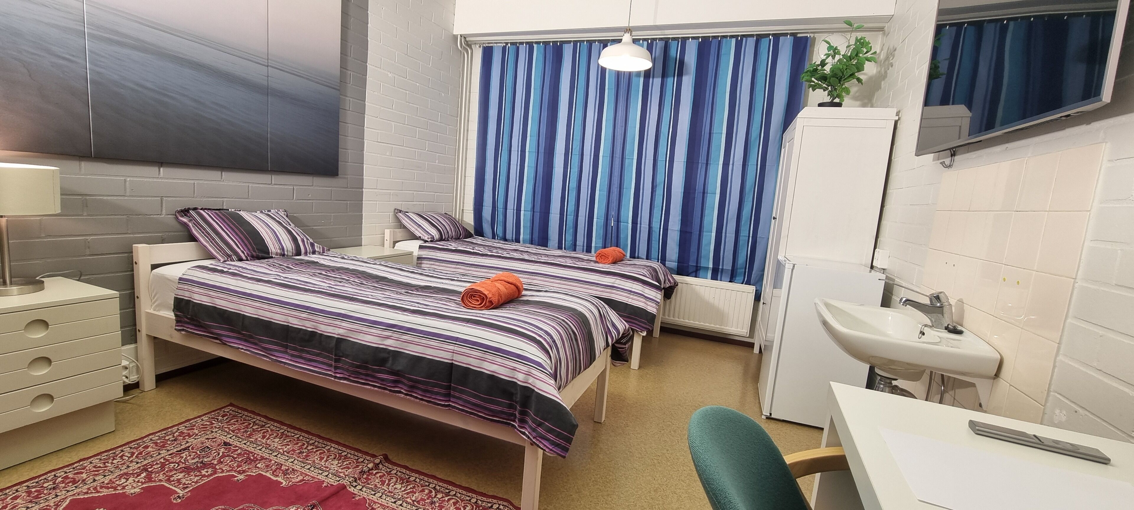 Chambre quadruple de base | Bureau, fer et planche à repasser, accès au Wi-Fi (inclus)