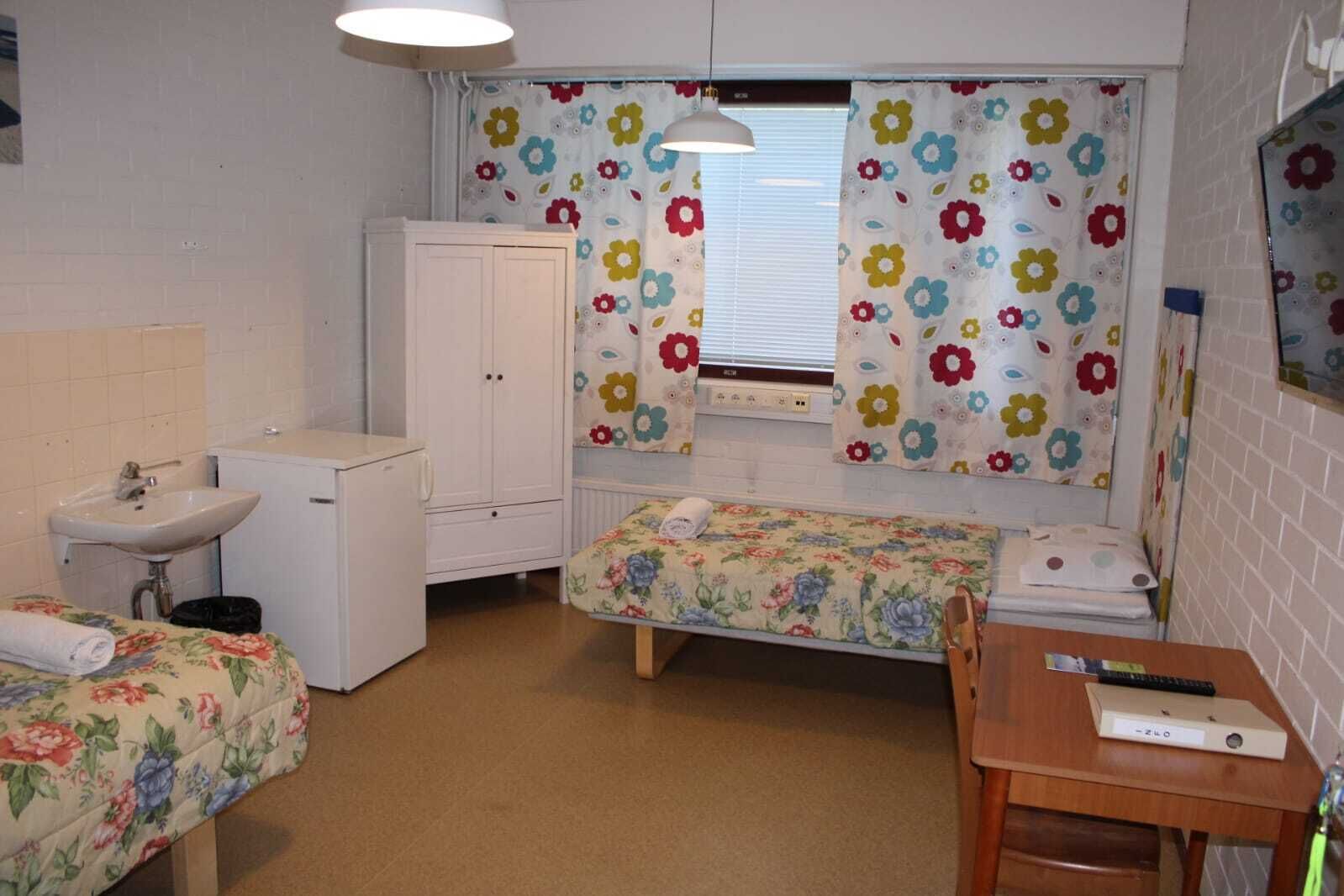 غرفة رباعية بتجهيزات أساسية | مكتب ومكواة/لوح كي وواي فاي مجانًا