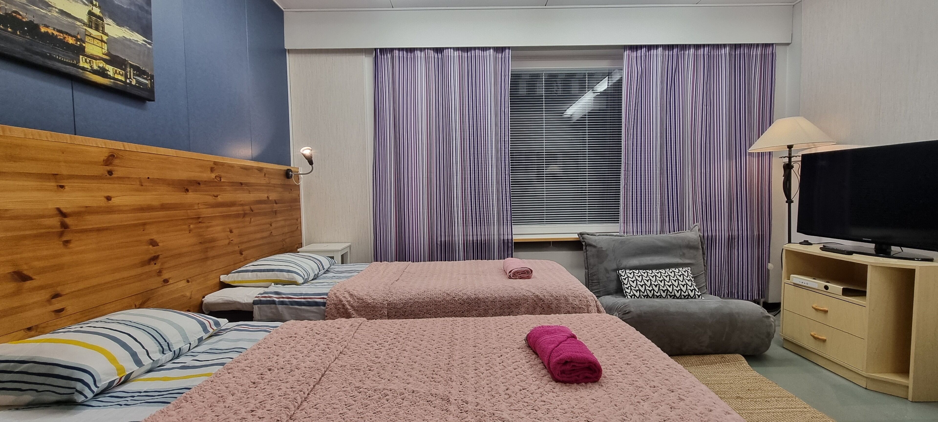 مكتب ومكواة/لوح كي وواي فاي مجانًا