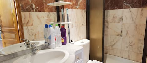 Dusche, Haartrockner, Handtücher, Seife