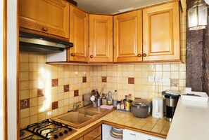Kühlschrank, Mikrowelle, Herdplatte, Wasserkocher mit Kaffee-/Teezubehör