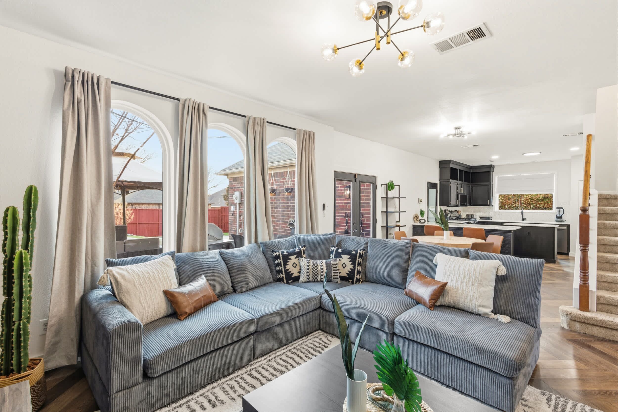 Televisión y oficina 