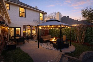 Outdoor dining - 5-BD Getaway w/ Pool, Patio, Firepit | Mins to DT (Dallas)