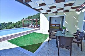 Outdoor dining - Villa Semeli (Corfu)