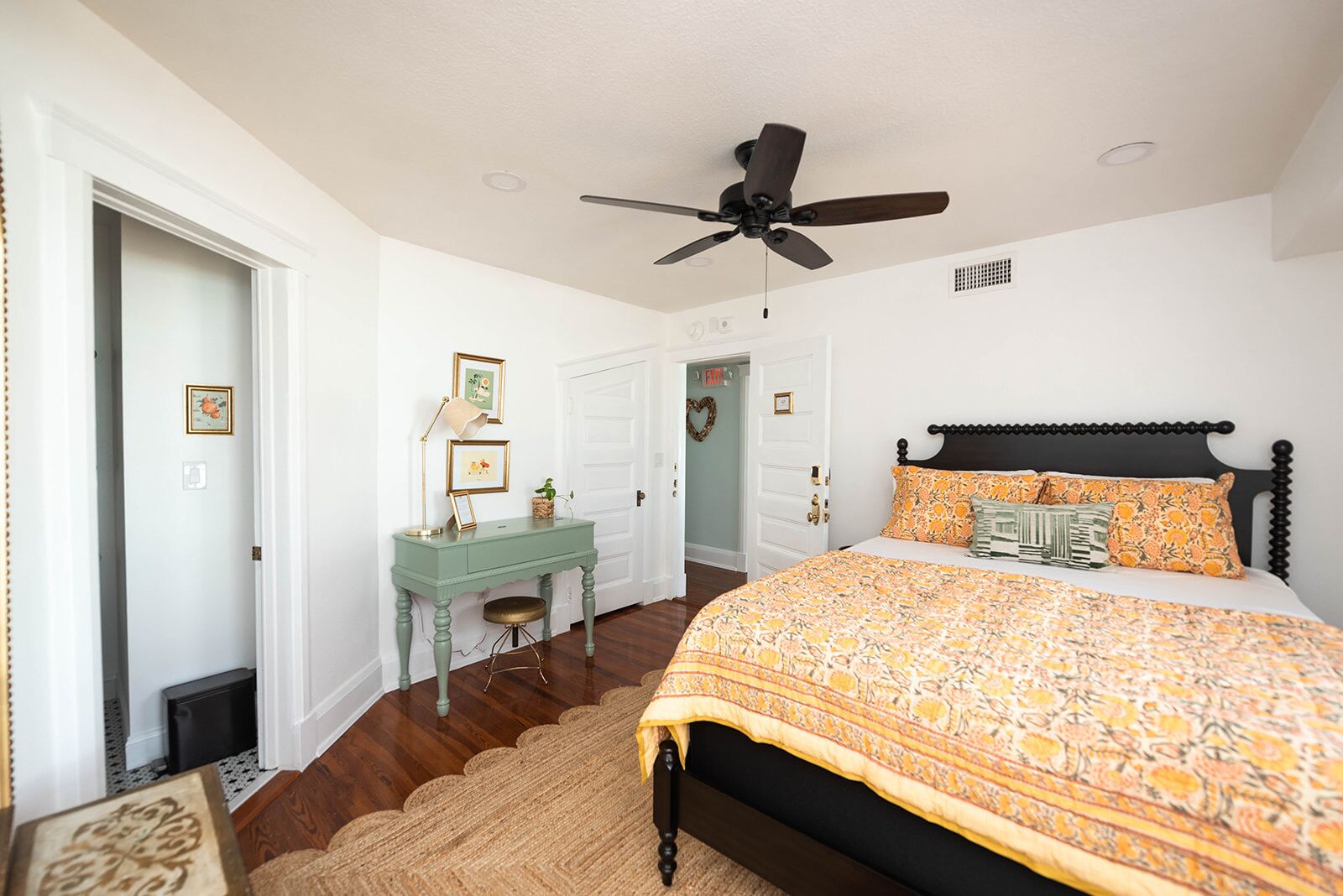 1 bedroom, desk, WiFi (free)