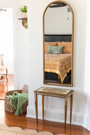 WiFi, bed sheets - The Orange Room in Private Ensuite in Boutique B&B, The Parrish Grove Inn (Cocoa)