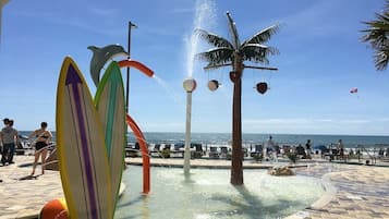 Een binnenzwembad en een verwarmd zwembad