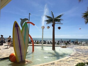 Innendørsbasseng og et oppvarmet basseng