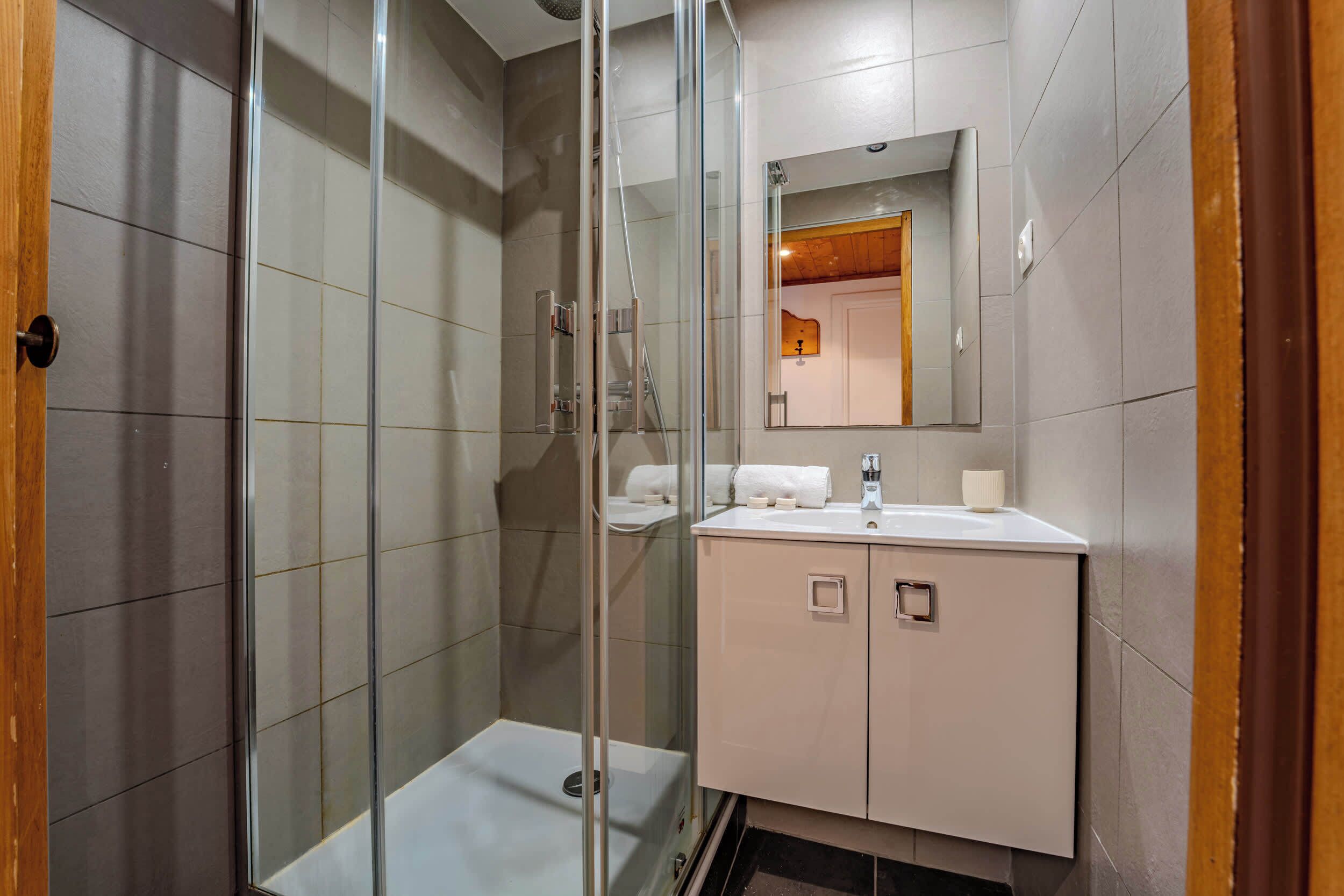 Douche, sèche-cheveux, serviettes fournies, shampoing