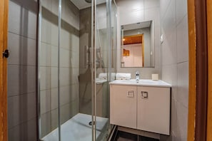 Douche, sèche-cheveux, serviettes fournies, shampoing