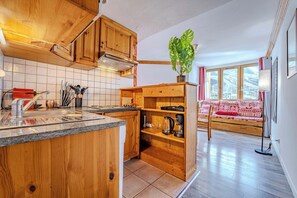 Réfrigérateur, micro-ondes, plaque de cuisson, cafetière/bouilloire