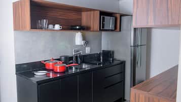 Studio | Eget kjøkken | Mikrobølgeovn, kokeplater og kjøkkenutstyr