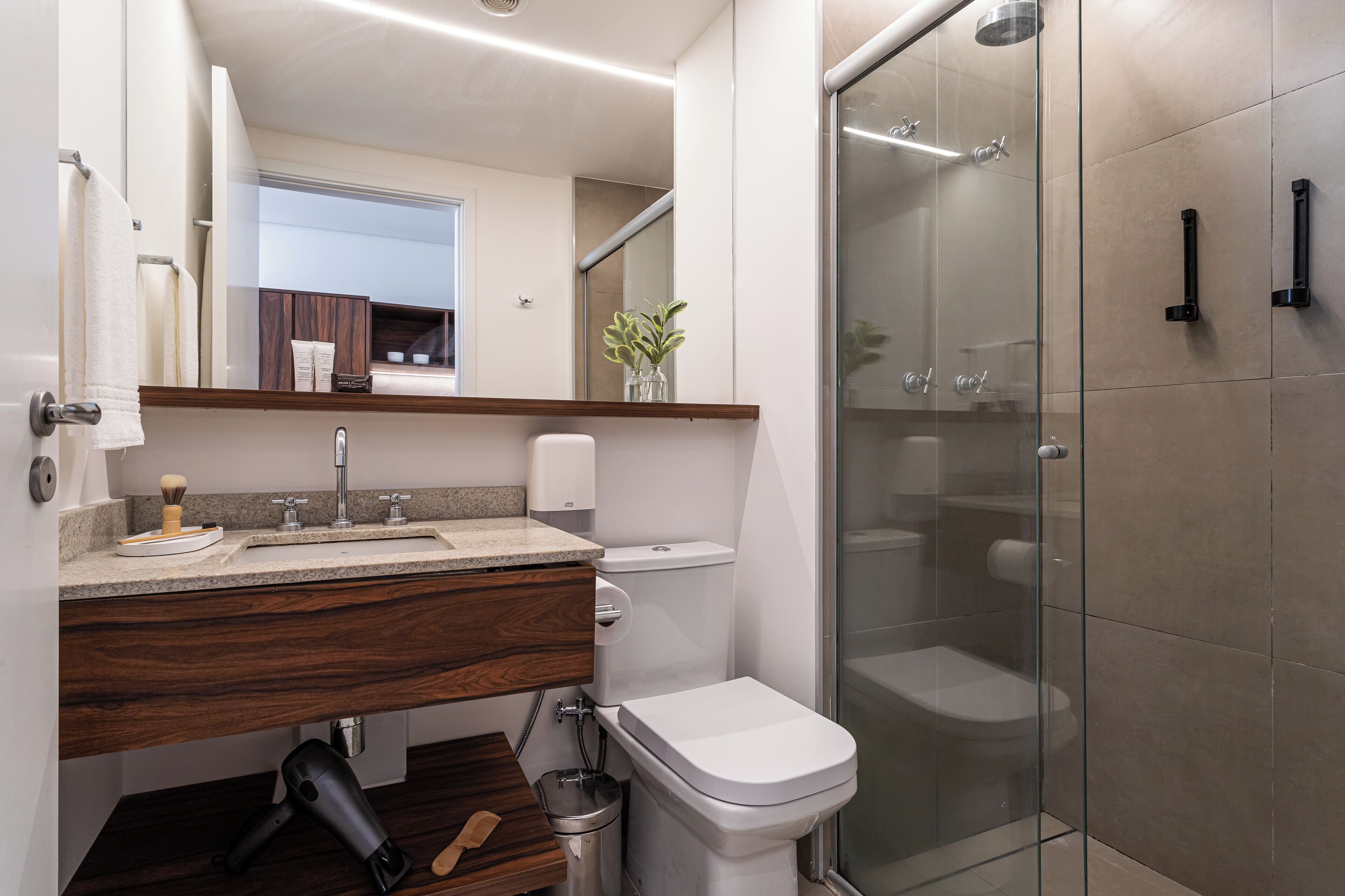 Business Studio | Bathroom | Shower, towels