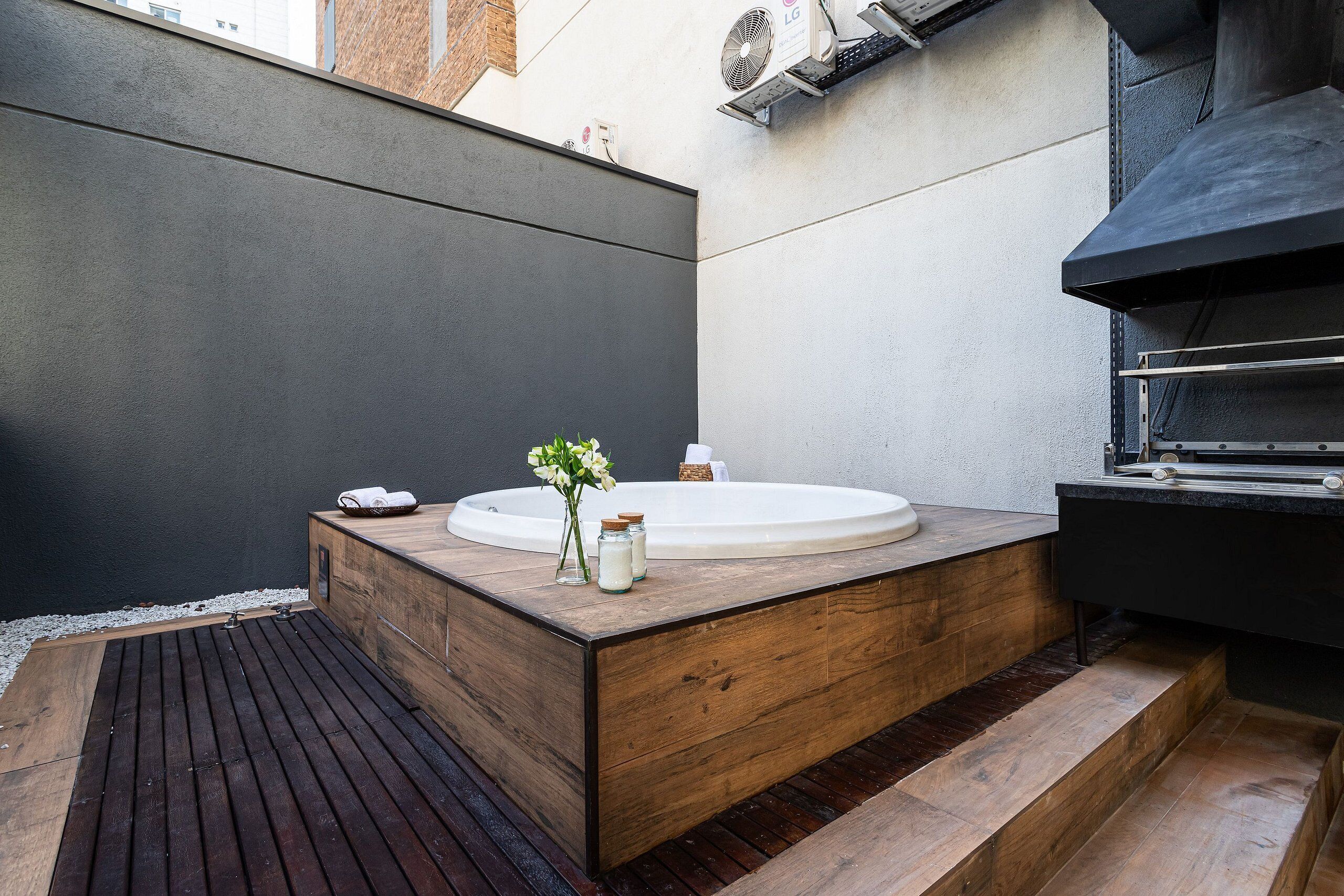 Premium Apartment | Outdoor spa tub