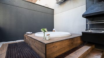 Premium Apartment | Outdoor spa tub