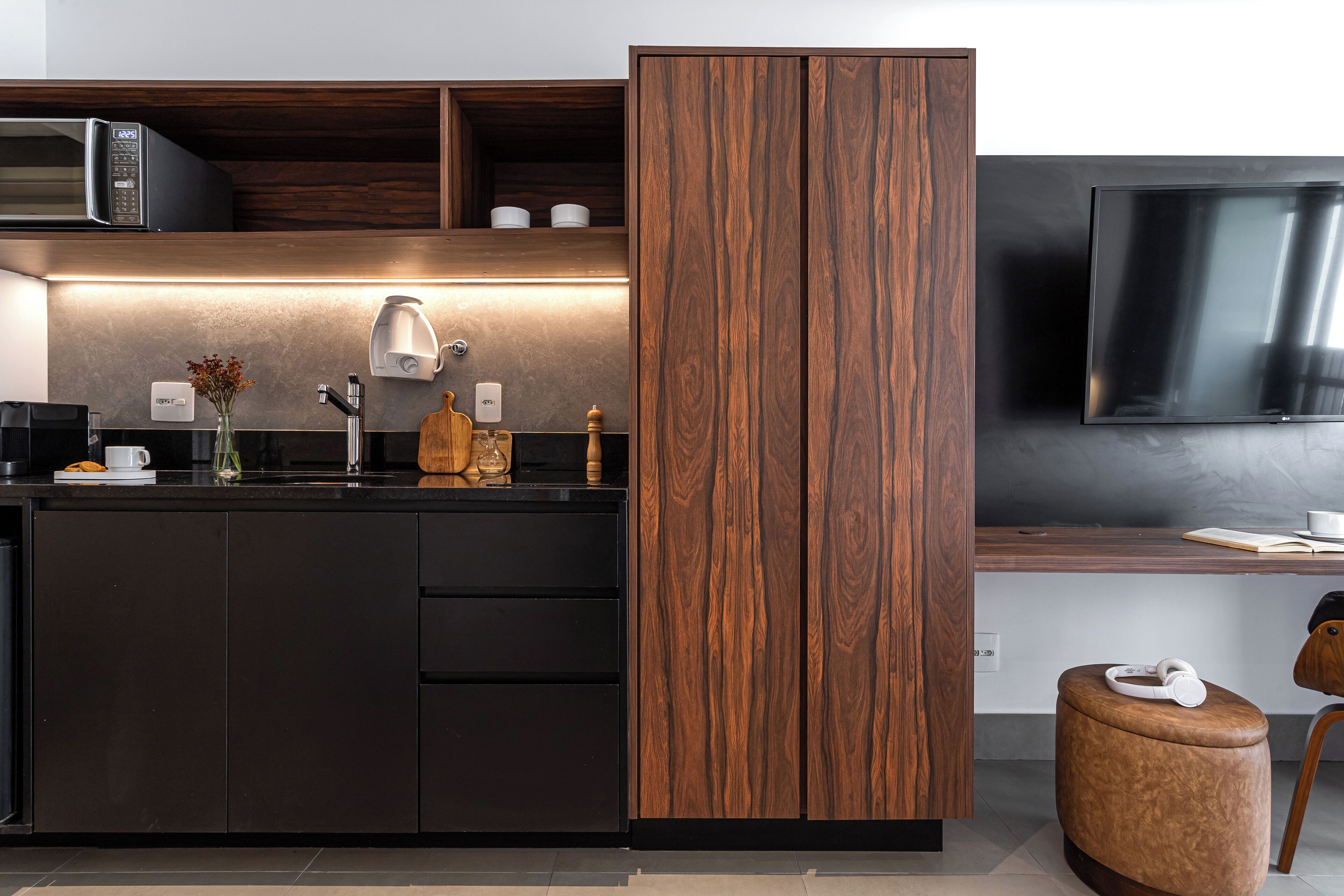 Studio – business | Eget kjøkken | Mikrobølgeovn, kokeplater og kjøkkenutstyr